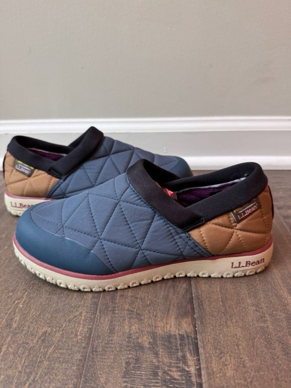 LL Bean Woman's Quilted Navy & Tan Waterproof Slip On Size 7